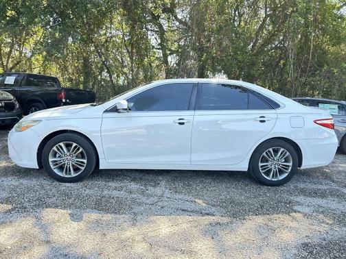 Super White 2016 Toyota Camry SE