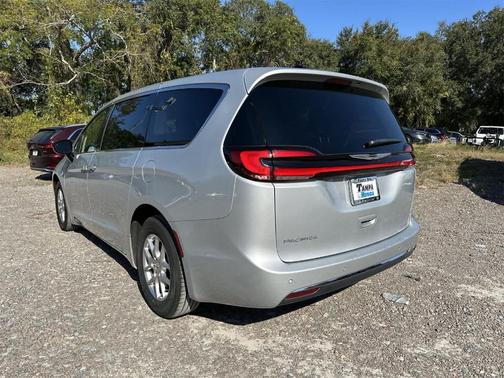 2024 Chrysler Pacifica Touring-L