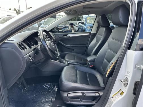 2015 Volkswagen Jetta Auto SE w/Connectivity/Navigation