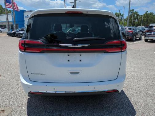 2023 Chrysler Pacifica Touring-L