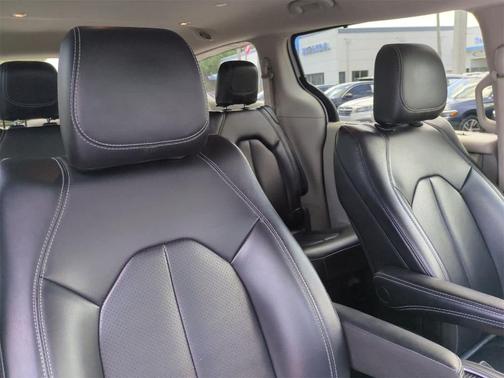 2023 Chrysler Pacifica Touring-L