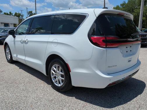 2023 Chrysler Pacifica Touring-L