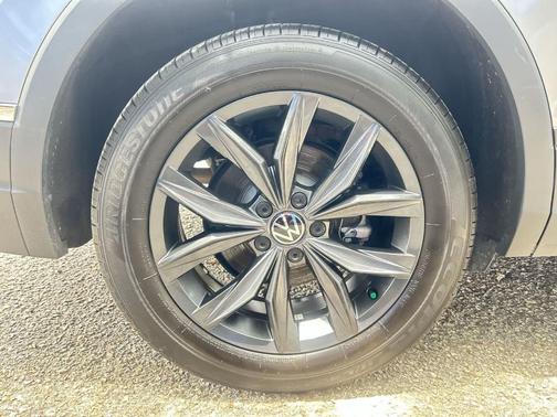 Pyrite Silver Metallic 2024 Volkswagen Tiguan 2.0T SE