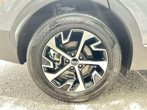 Everlasting Silver 2025 Kia Sportage EX