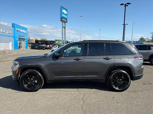 Baltic Gray Metallic Clearcoat 2025 Jeep Grand Cherokee Altitude
