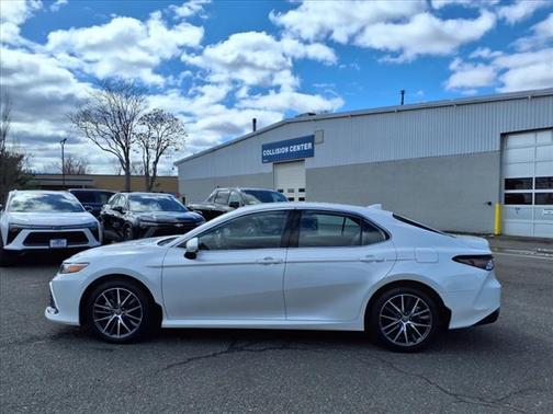 2022 Toyota Camry Hybrid XLE