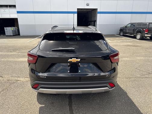 Mosaic Black Metallic 2026 Chevrolet Trax LT