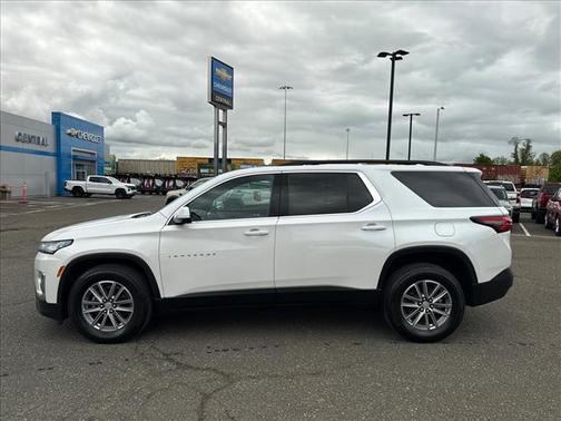 Iridescent Pearl Tricoat 2023 Chevrolet Traverse LT Leather