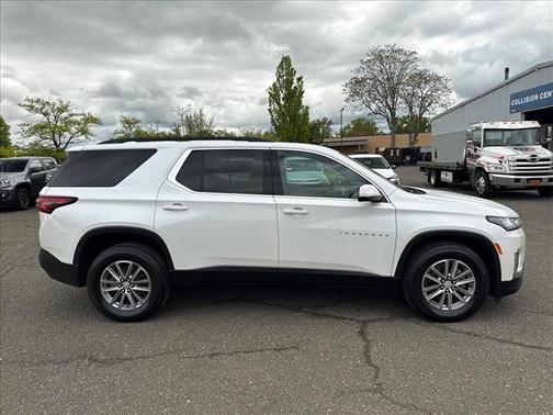 Iridescent Pearl Tricoat 2023 Chevrolet Traverse LT Leather