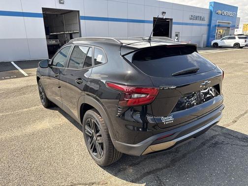 Mosaic Black Metallic 2026 Chevrolet Trax FWD ACTIV