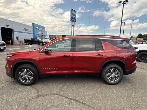 Radiant Red Tintcoat 2026 Chevrolet Traverse LT