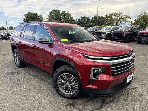 Radiant Red Tintcoat 2026 Chevrolet Traverse LT