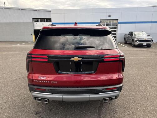 Radiant Red Tintcoat 2026 Chevrolet Traverse LT