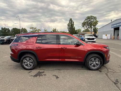 Radiant Red Tintcoat 2026 Chevrolet Traverse LT