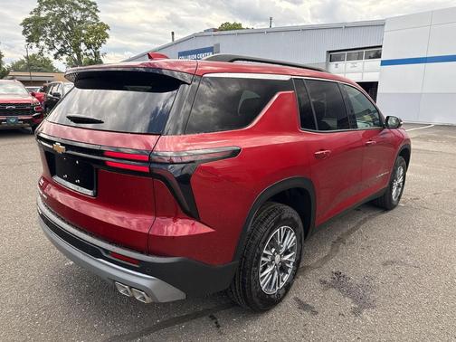 Radiant Red Tintcoat 2026 Chevrolet Traverse LT