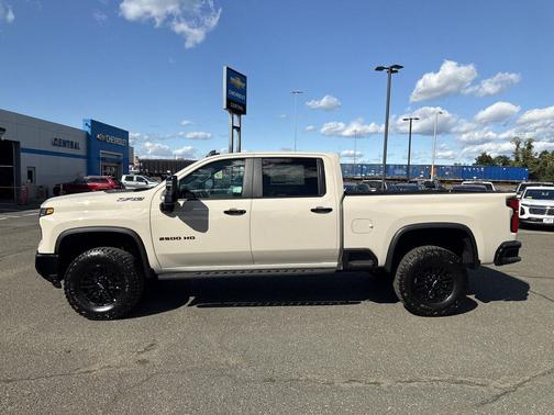 White Sands 2026 Chevrolet Silverado 2500 Crew Cab, Standard Bed, XR2, 4WD