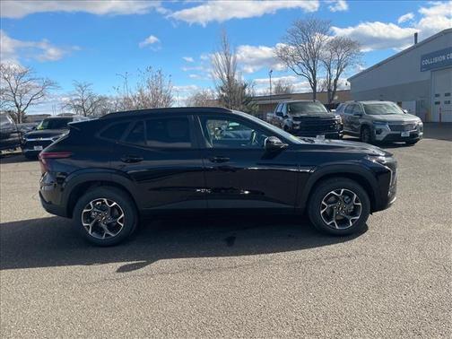 Mosaic Black Metallic 2026 Chevrolet Trax LT