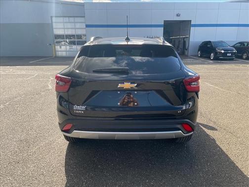 Mosaic Black Metallic 2026 Chevrolet Trax LT