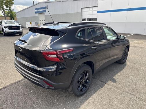 Mosaic Black Metallic 2026 Chevrolet Trax LT