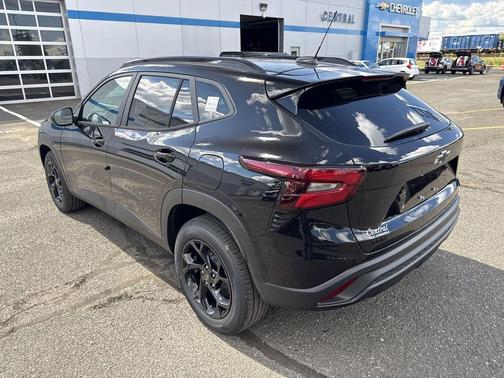 Mosaic Black Metallic 2026 Chevrolet Trax LT