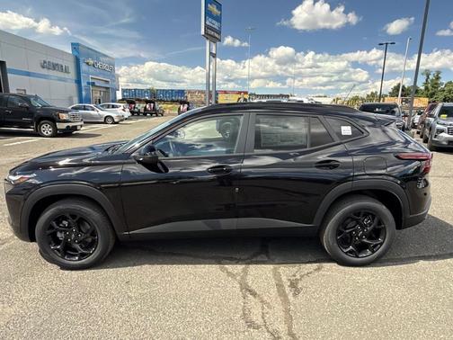 Mosaic Black Metallic 2026 Chevrolet Trax LT