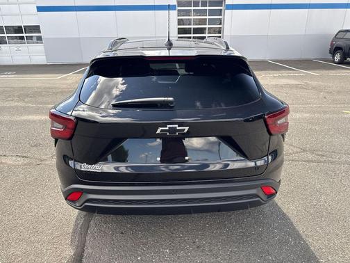 Mosaic Black Metallic 2026 Chevrolet Trax LT