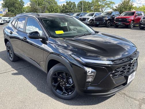 Mosaic Black Metallic 2026 Chevrolet Trax LT