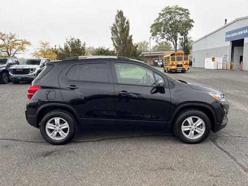 Mosaic Black Metallic 2022 Chevrolet Trax LT