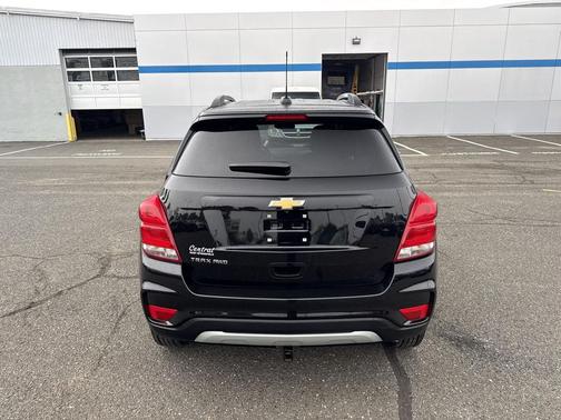 Mosaic Black Metallic 2022 Chevrolet Trax LT