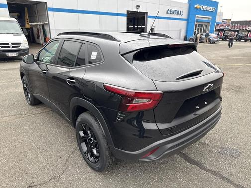 Mosaic Black Metallic 2026 Chevrolet Trax LT