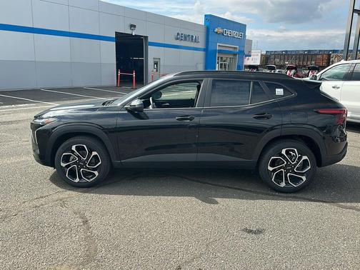 Mosaic Black Metallic 2026 Chevrolet Trax FWD 2RS