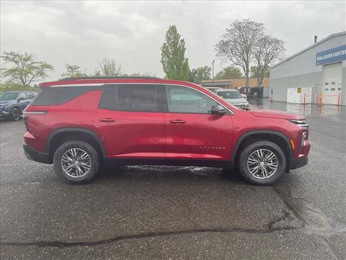 Radiant Red Tintcoat 2026 Chevrolet Traverse LT