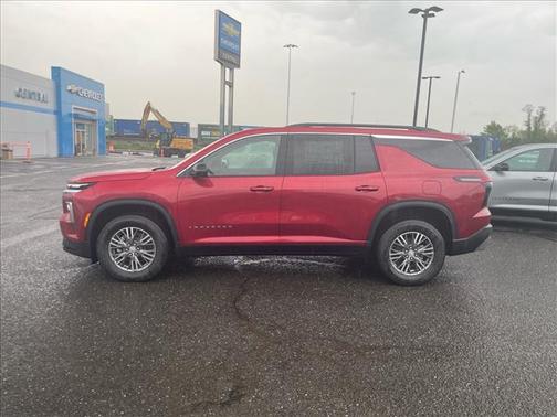 Radiant Red Tintcoat 2026 Chevrolet Traverse LT