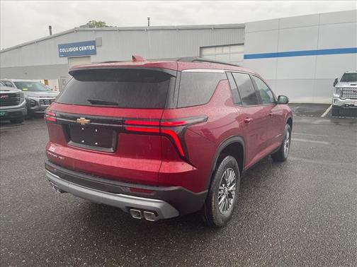 Radiant Red Tintcoat 2026 Chevrolet Traverse LT