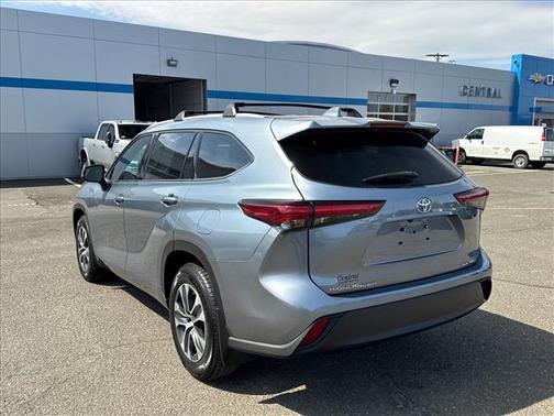 Moon Dust 2022 Toyota Highlander XLE