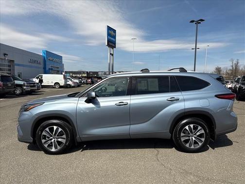 Moon Dust 2022 Toyota Highlander XLE