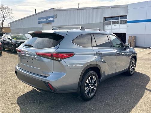 Moon Dust 2022 Toyota Highlander XLE