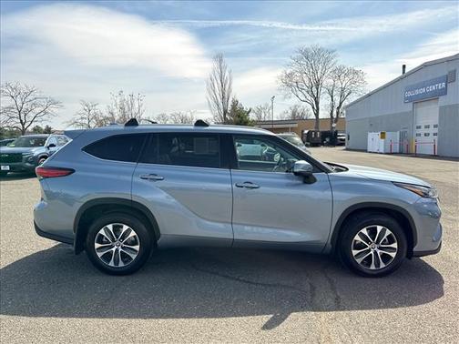 Moon Dust 2022 Toyota Highlander XLE