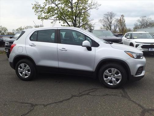 Silver Ice Metallic 2017 Chevrolet Trax LS