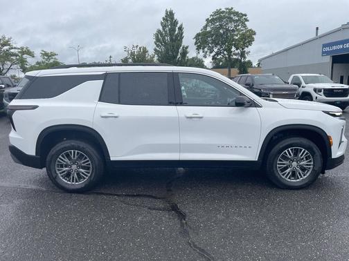 Summit White 2026 Chevrolet Traverse LT