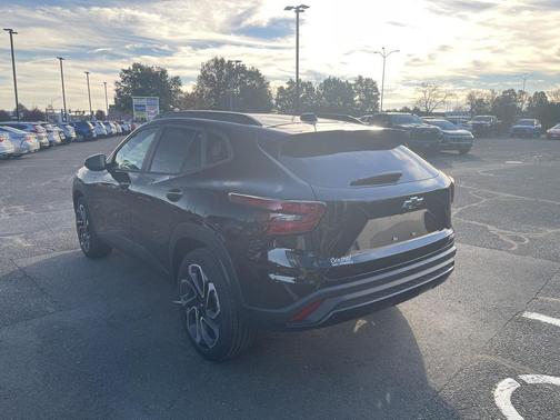 Mosaic Black Metallic 2026 Chevrolet Trax FWD 2RS