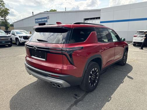 Radiant Red Tintcoat 2025 Chevrolet Traverse AWD Z71