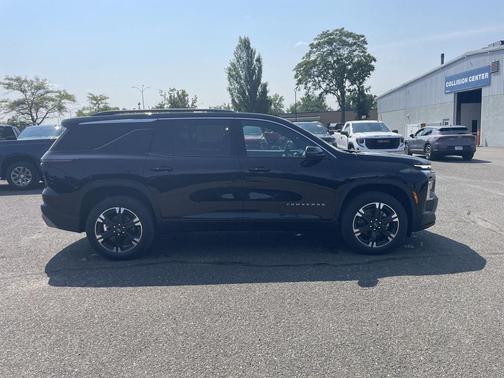 Mosaic Black Metallic 2027 Chevrolet Traverse LT