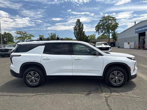 Summit White 2024 Chevrolet Traverse LT