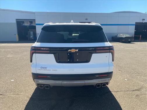 Summit White 2026 Chevrolet Traverse LT