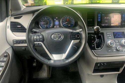2016 Toyota Sienna XLE
