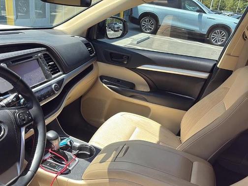 Blizzard Pearl 2019 Toyota Highlander LE Plus