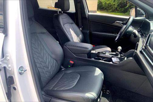 Glacial White Pearl 2023 Kia Sportage X-Line