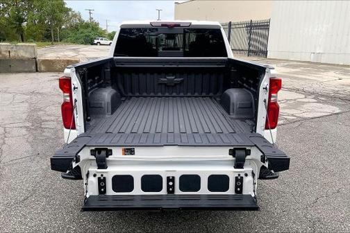 Iridescent Pearl Tricoat 2025 Chevrolet Silverado 1500 High Country