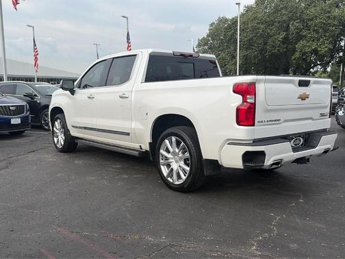 Iridescent Pearl Tricoat 2025 Chevrolet Silverado 1500 High Country